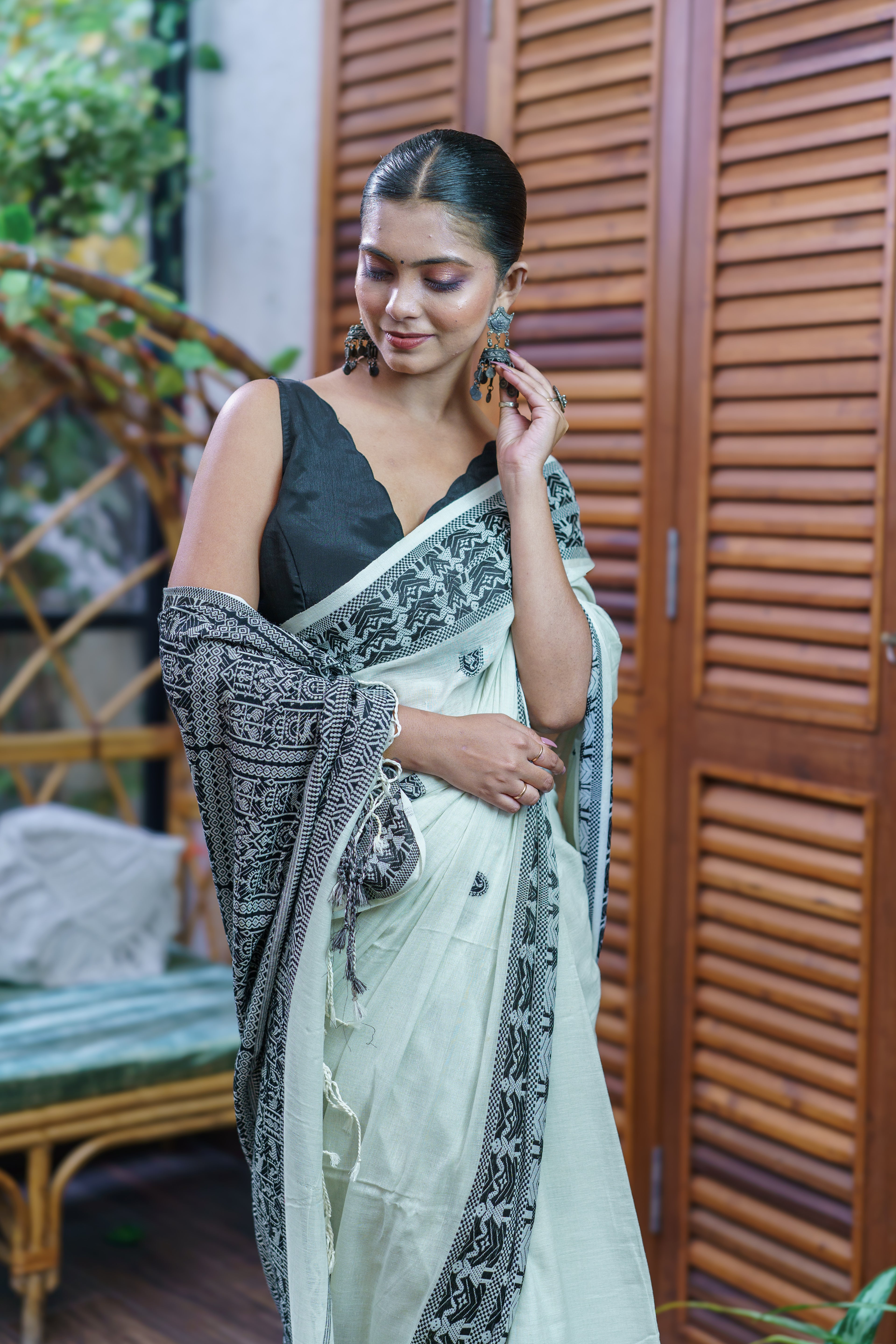 White & Black Pure Mashrise Cotton Hand Weaving Saree with blouse piece