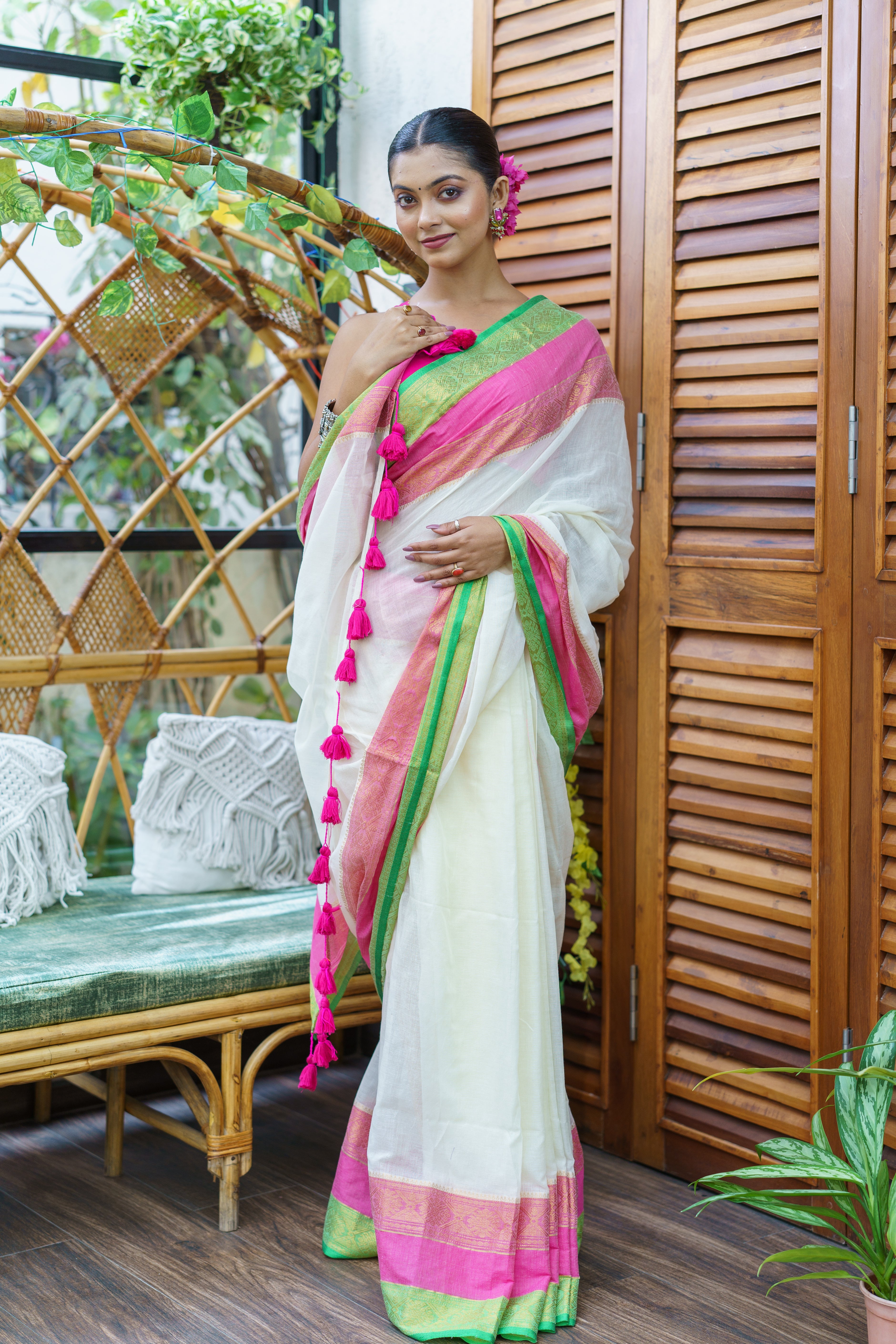 Off white jari border mulmu cotton saree with blouse piece