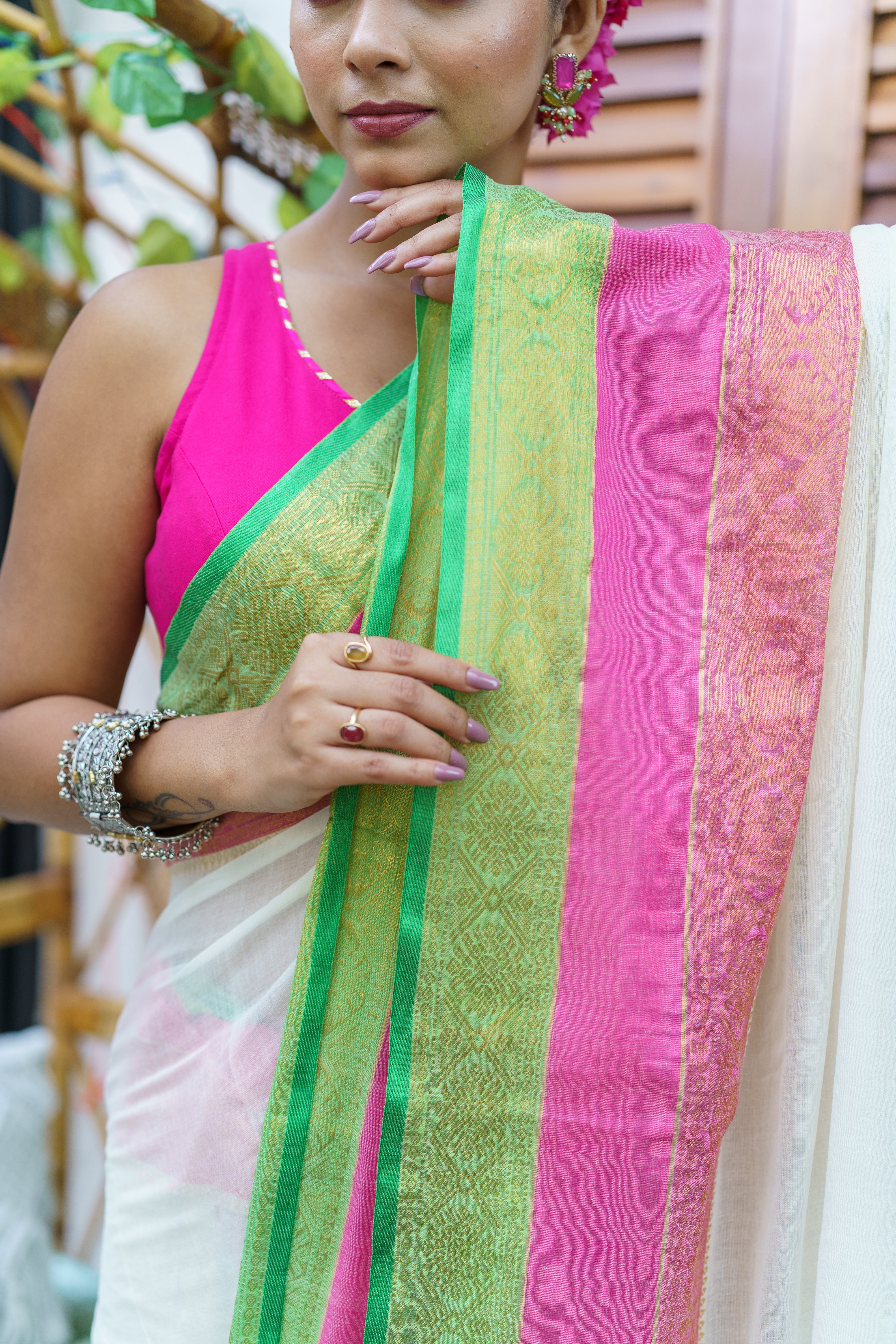 Off white jari border mulmu cotton saree with blouse piece