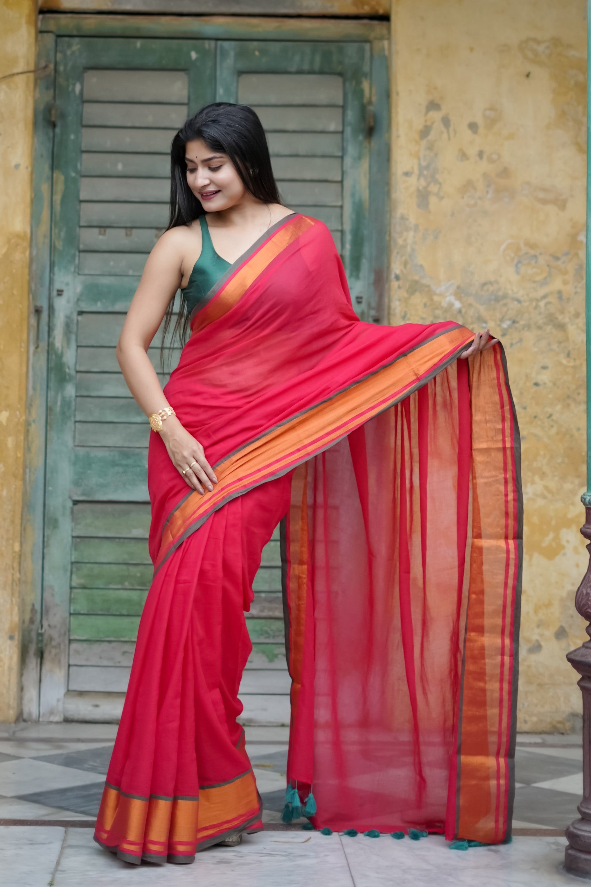 Red Mul Mul Cotton Saree With contrast blouse piece