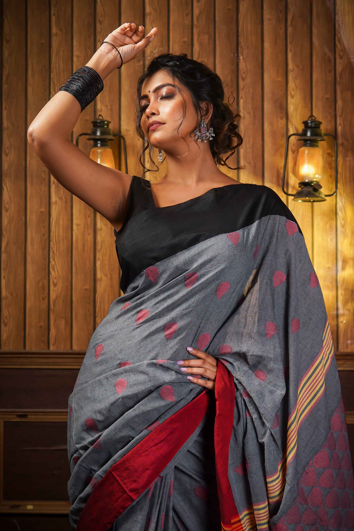 Grey  Cotton handweaving saree with contrast blouse piece