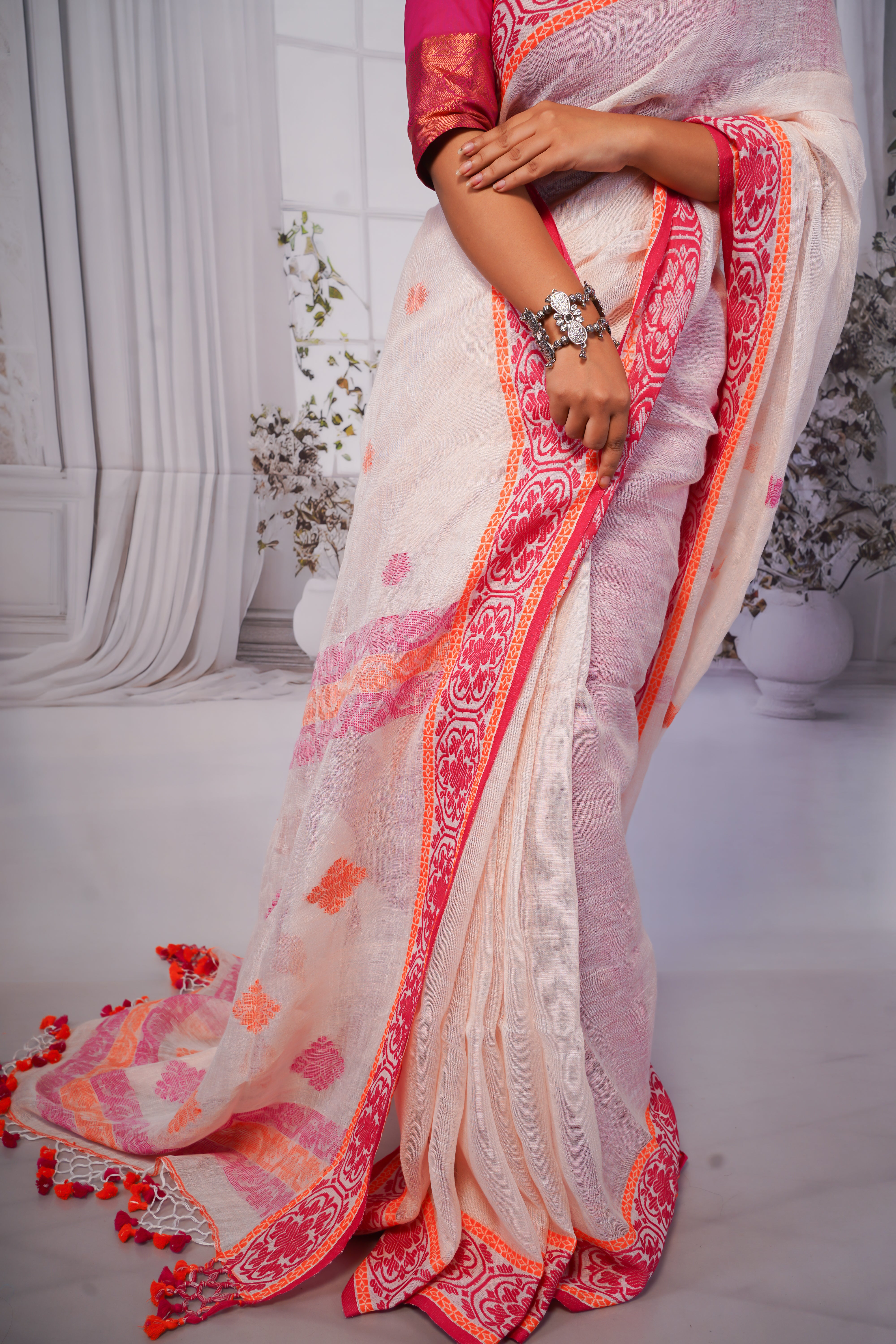 White & Red Linen Hand Woven Jamdani Saree