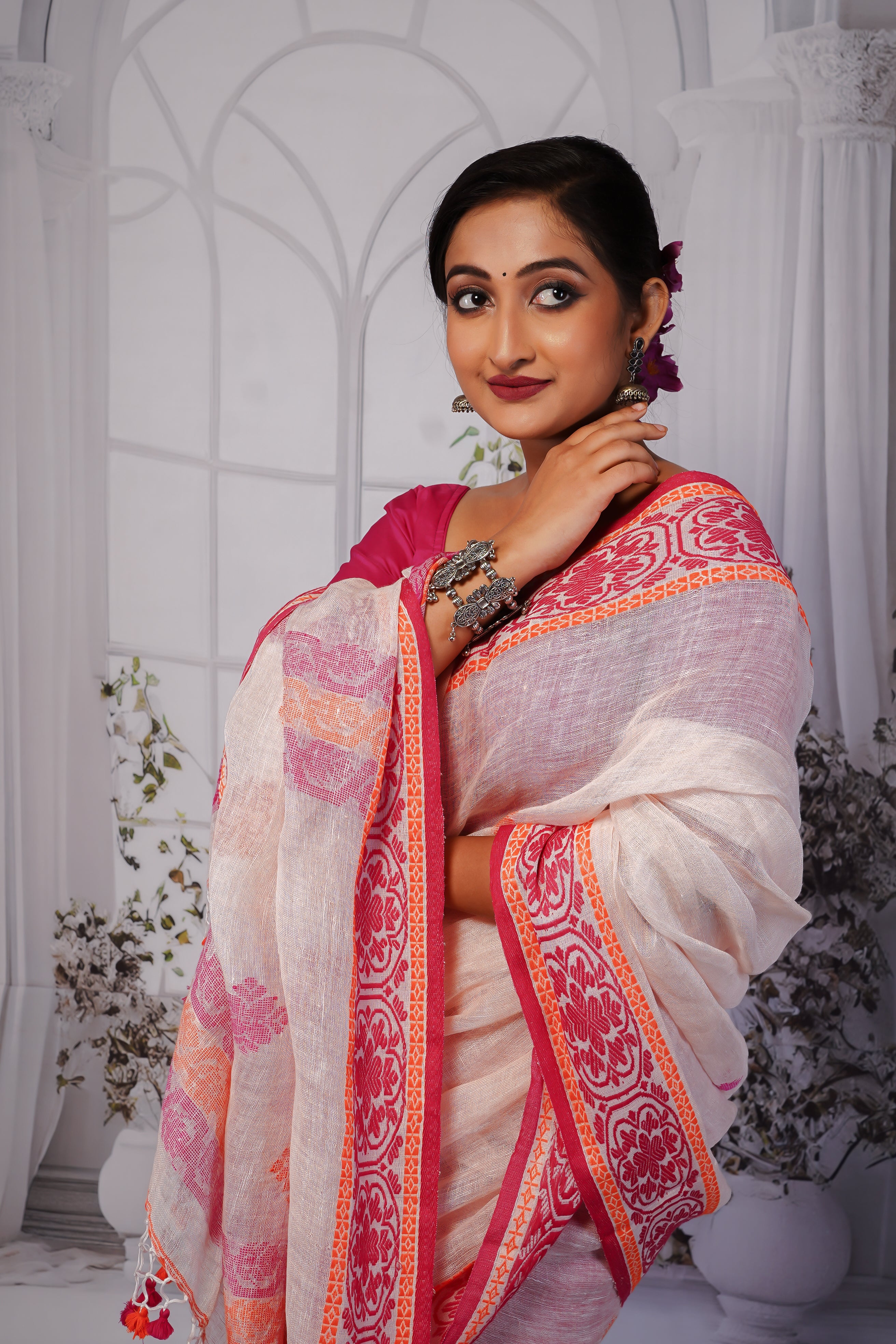 White & Red Linen Hand Woven Jamdani Saree