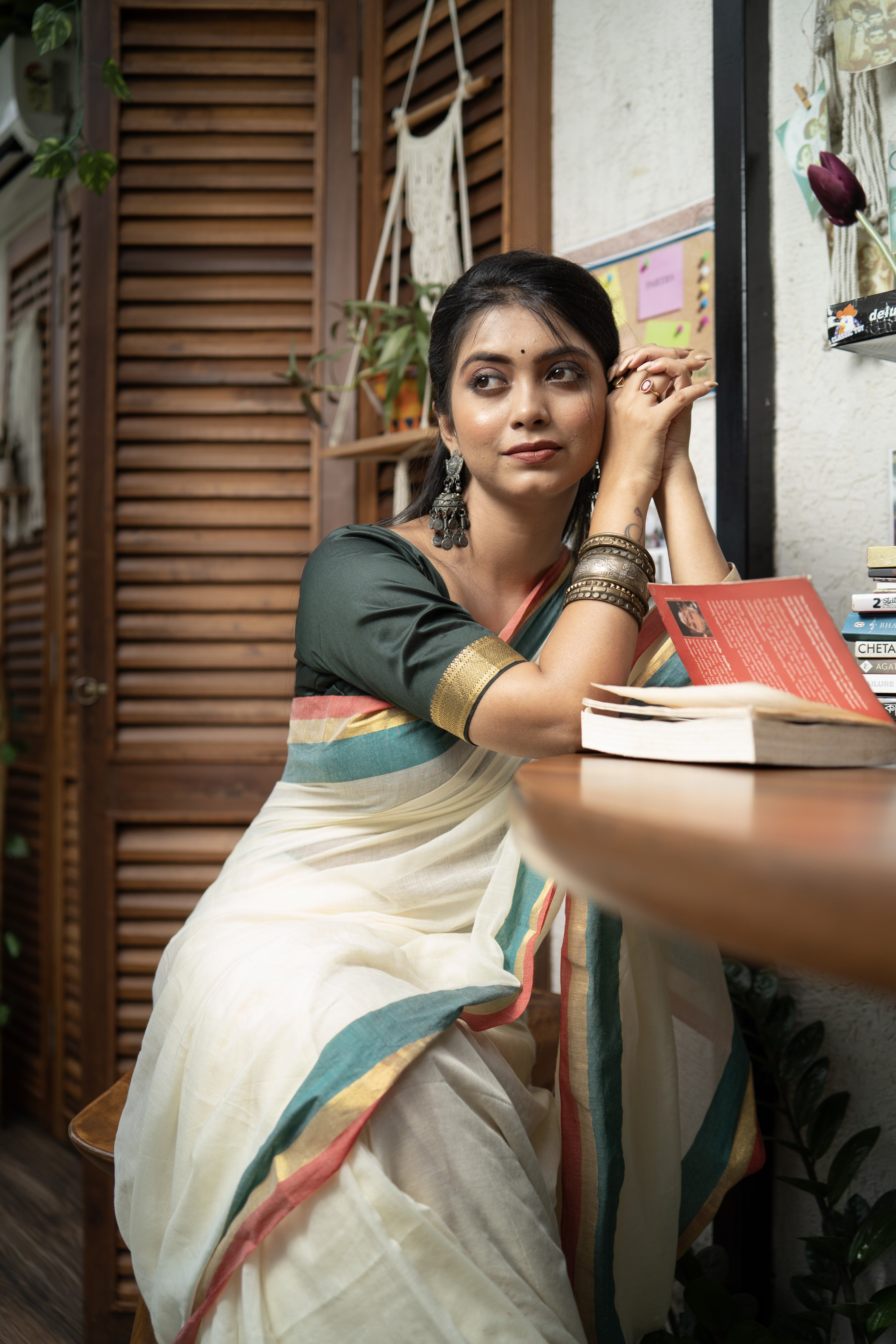 Cream Mul Mul Cotton Saree With contrast blouse pieces