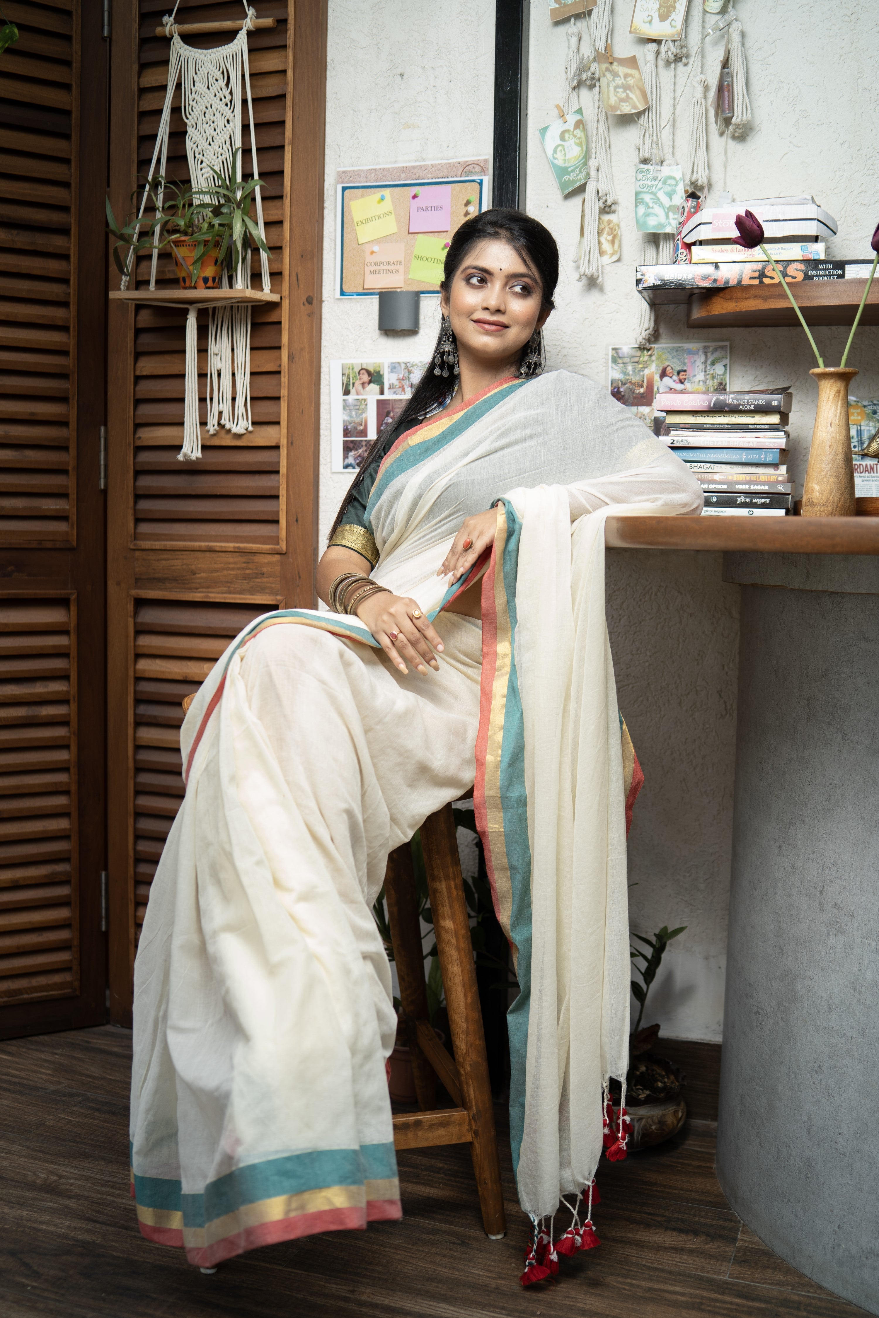 Cream Mul Mul Cotton Saree With contrast blouse pieces