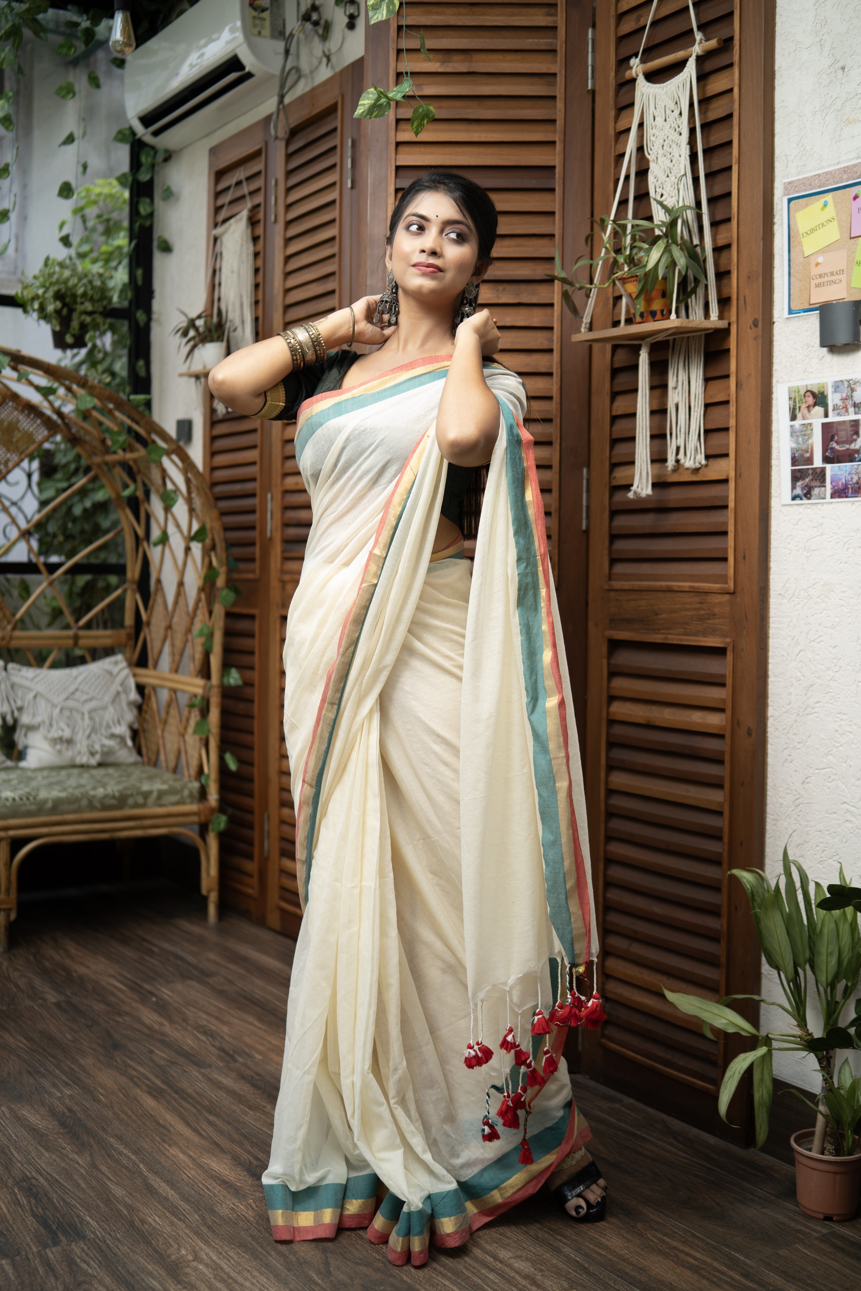 Cream Mul Mul Cotton Saree With contrast blouse pieces
