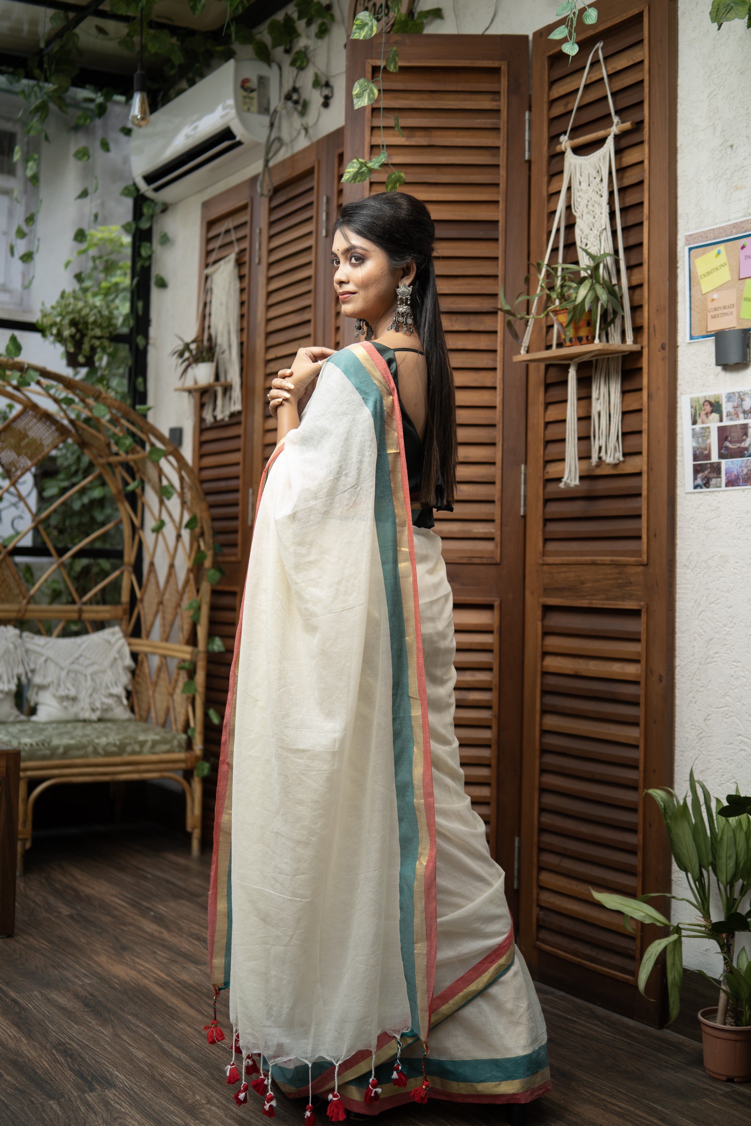 Cream Mul Mul Cotton Saree With contrast blouse pieces