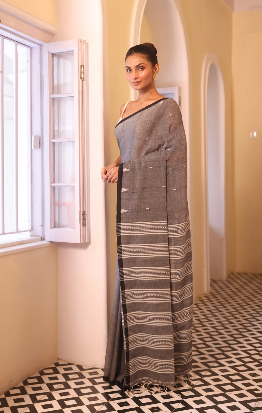 Hand Weaving Mulmul Cotton Saree- Grey & Black