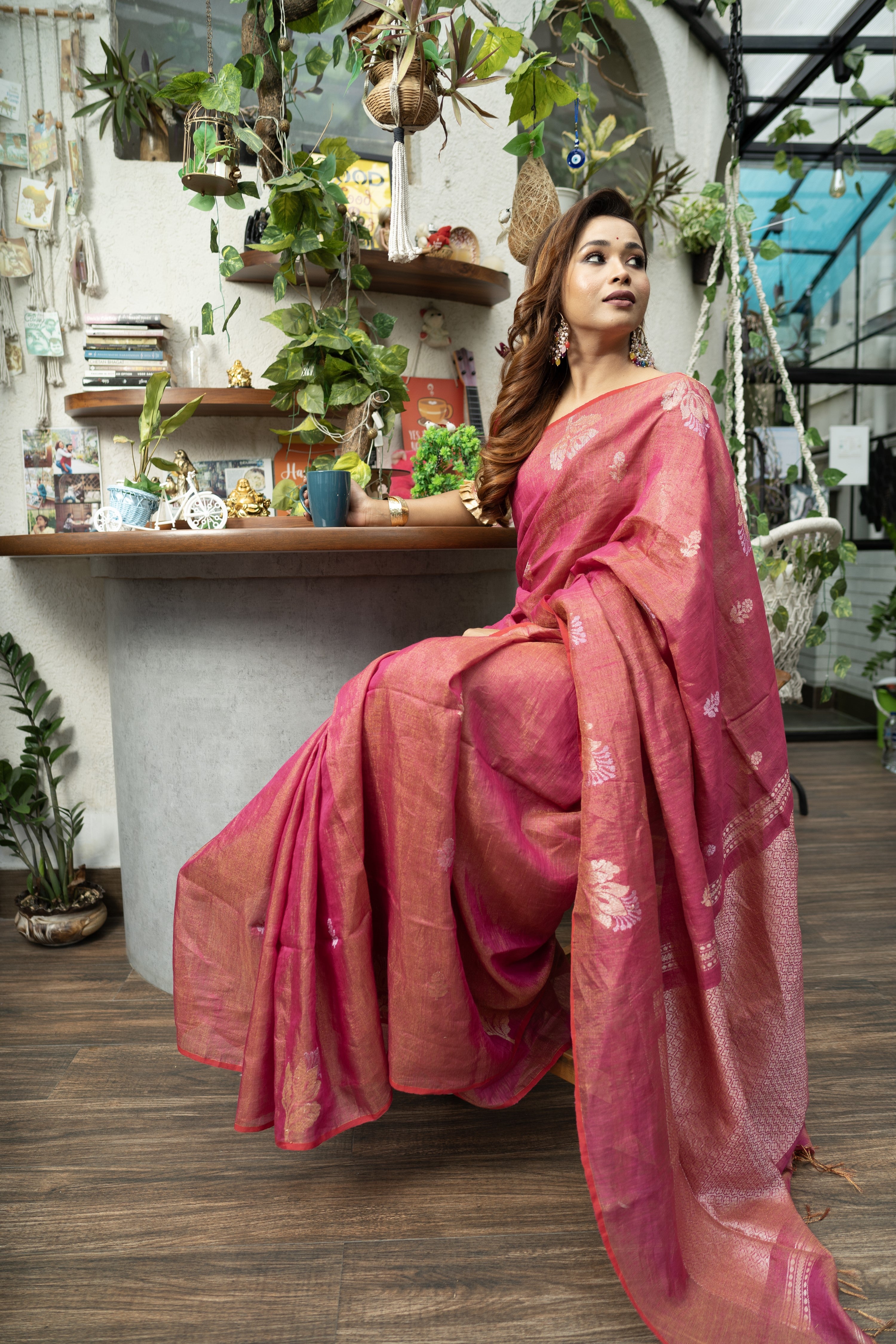 Strawberry pink flowers motive tissue linen saree