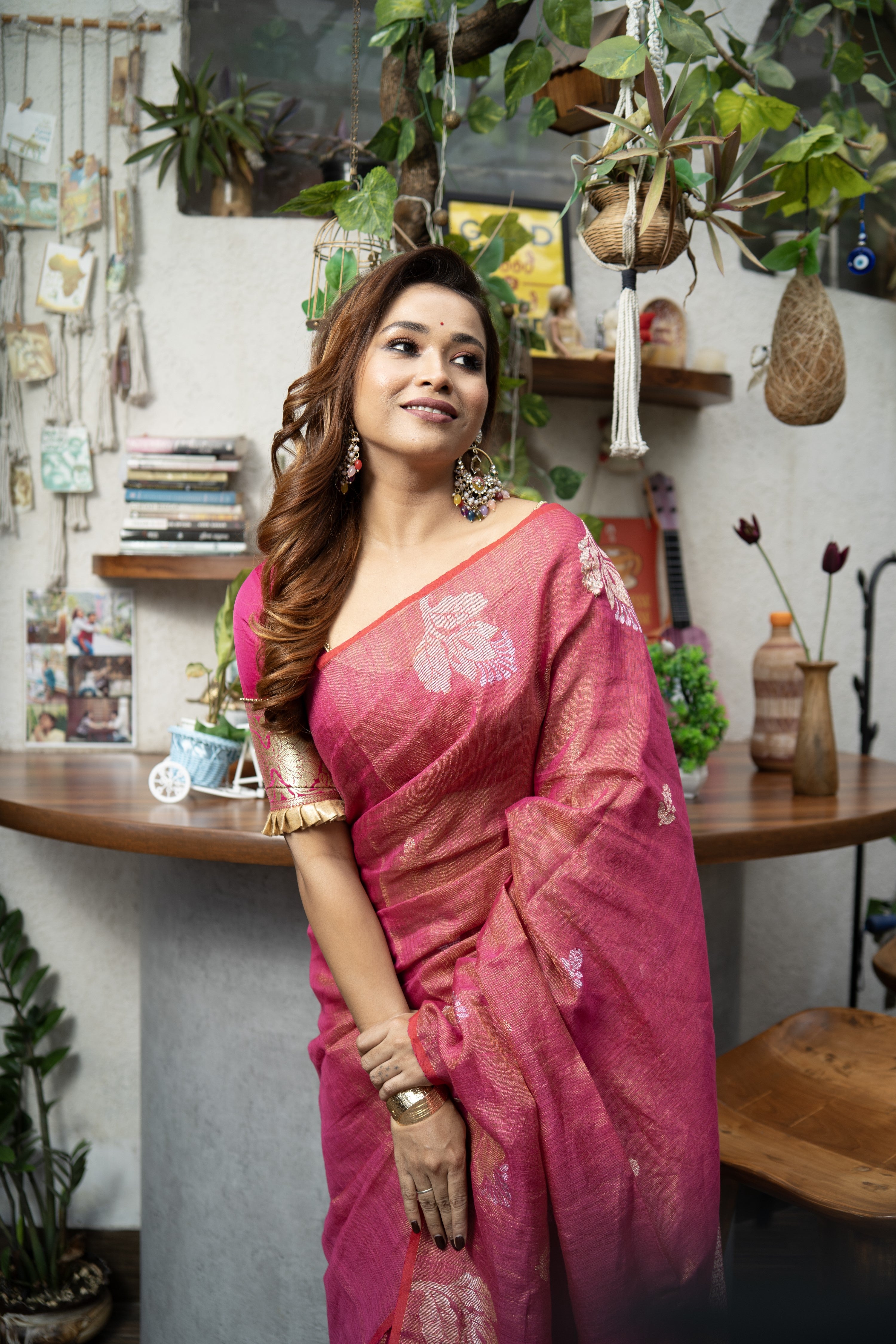 Strawberry pink flowers motive tissue linen saree