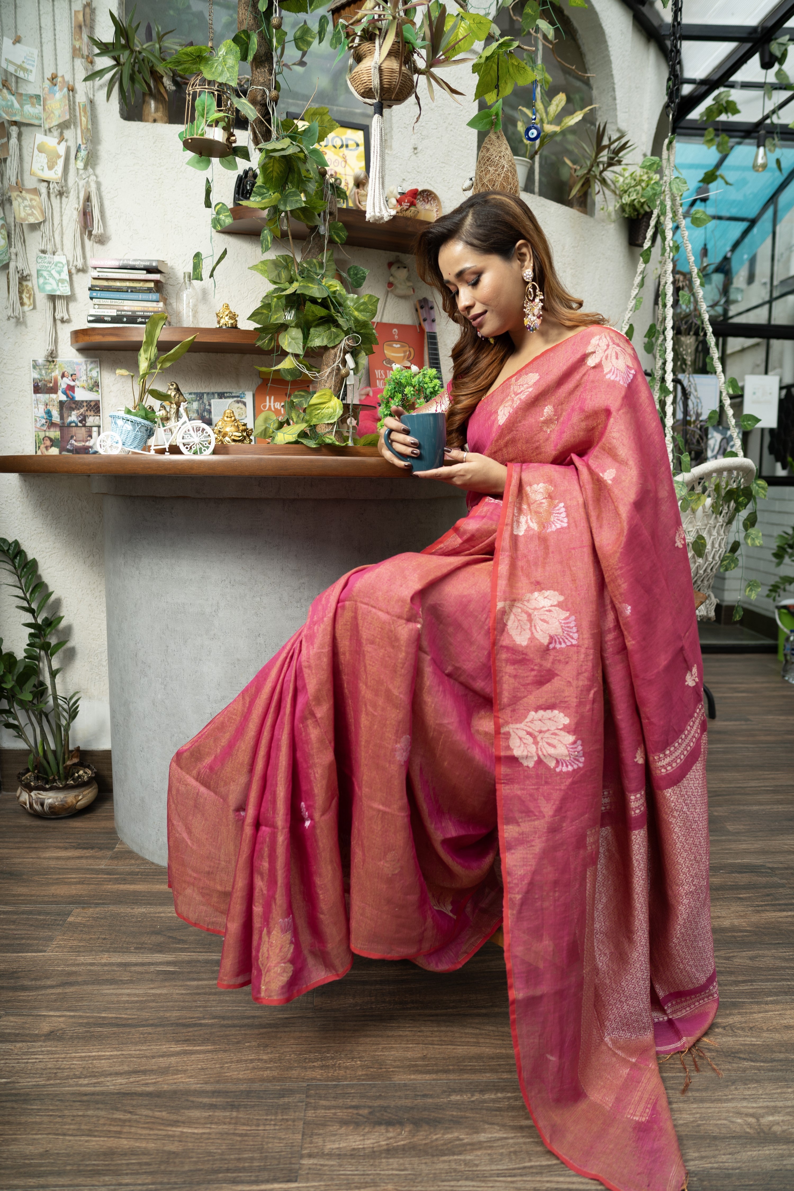 Strawberry pink flowers motive tissue linen saree