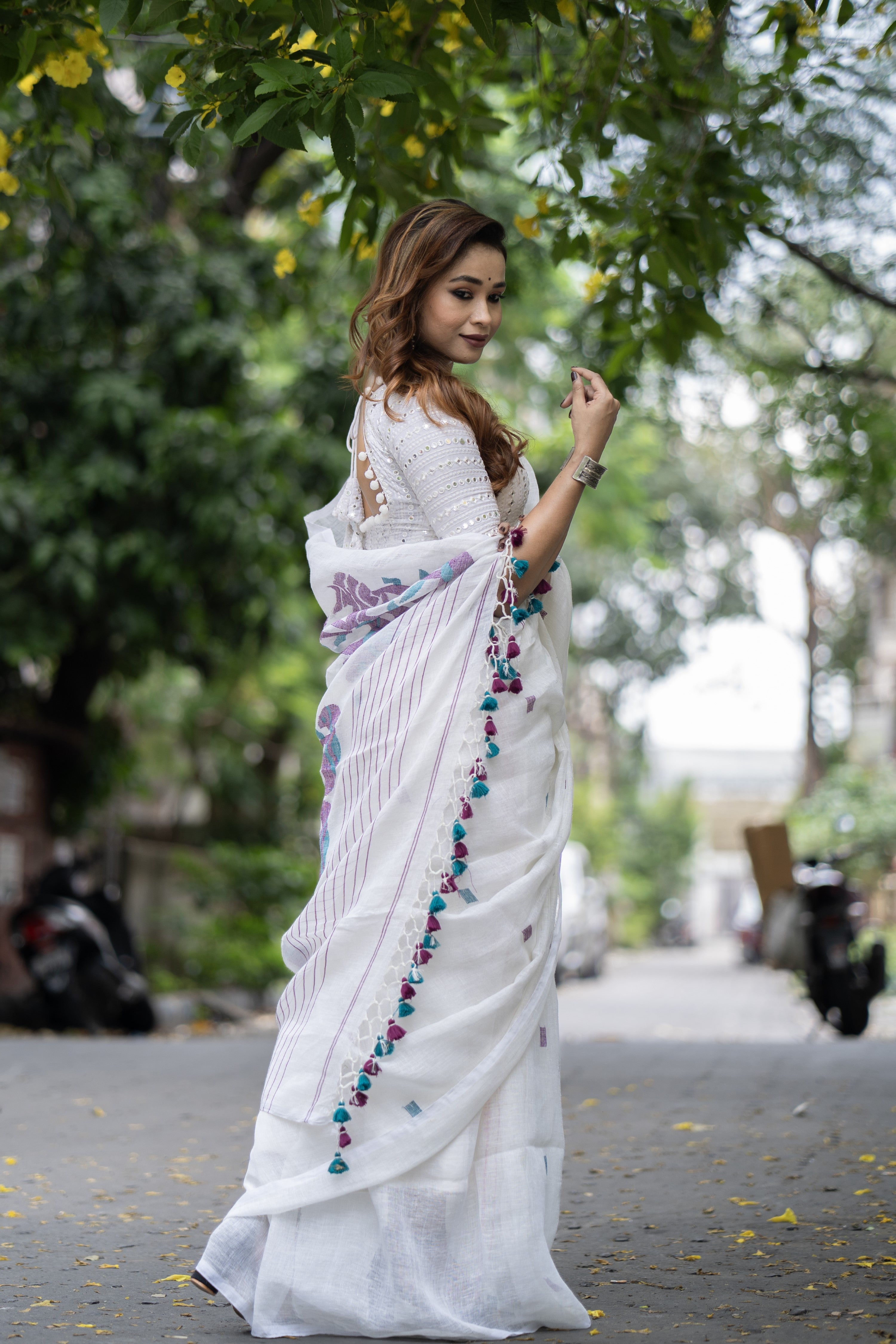 White bird weaving linen saree